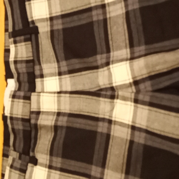 GAP Tailored Stretch Crop Pants in a Bold Plaid Print are a Size 4R - Picture 2 of 6